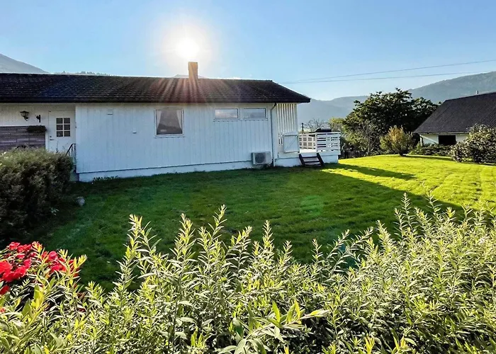 12 Person In Davik *